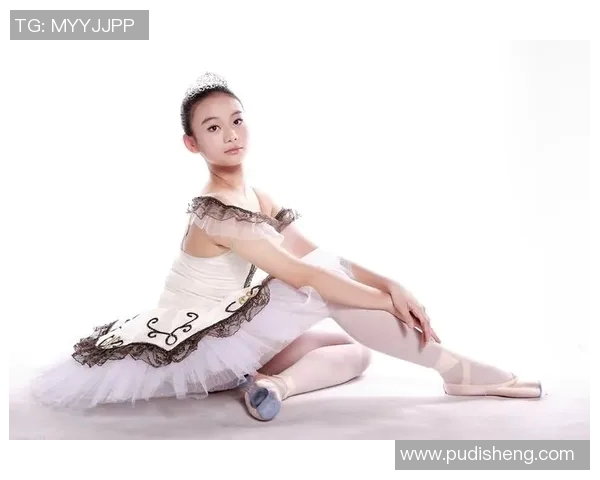 足球明星与中国舞的完美结合展现女孩的优雅与力量